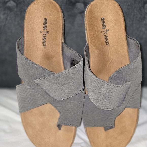 Minnetonka Becka Suede Wedge Platform Toe Loop Sandals Gray Leather Womens Sz 11 - Picture 3 of 8